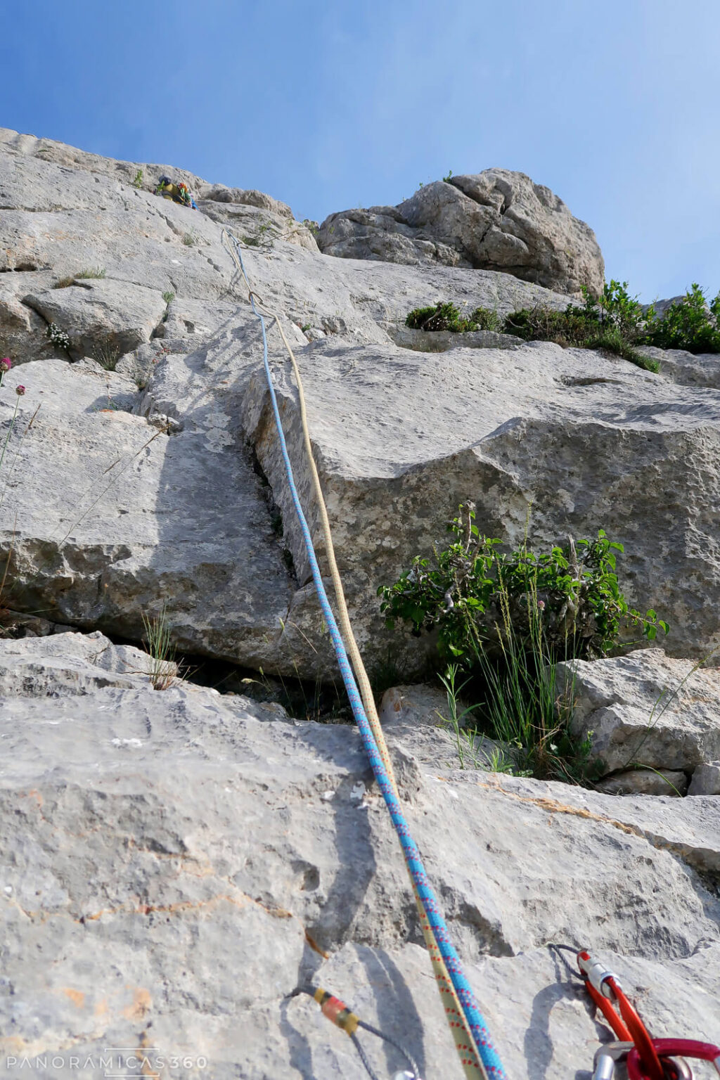 Detalle de la primera reunión con Javi al fondo