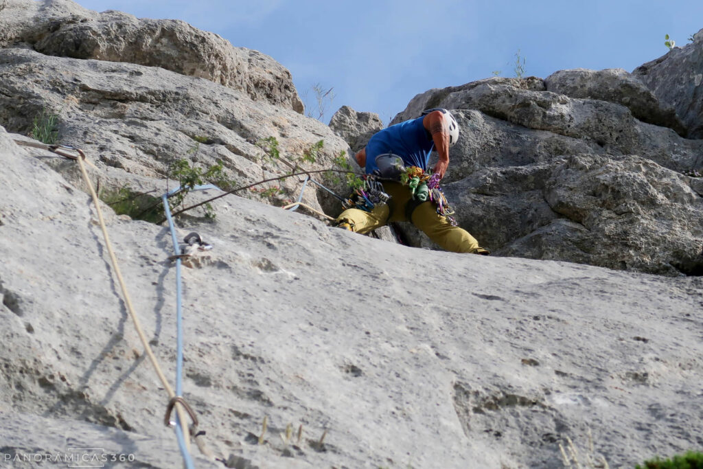 Javi escalando el segundo largo