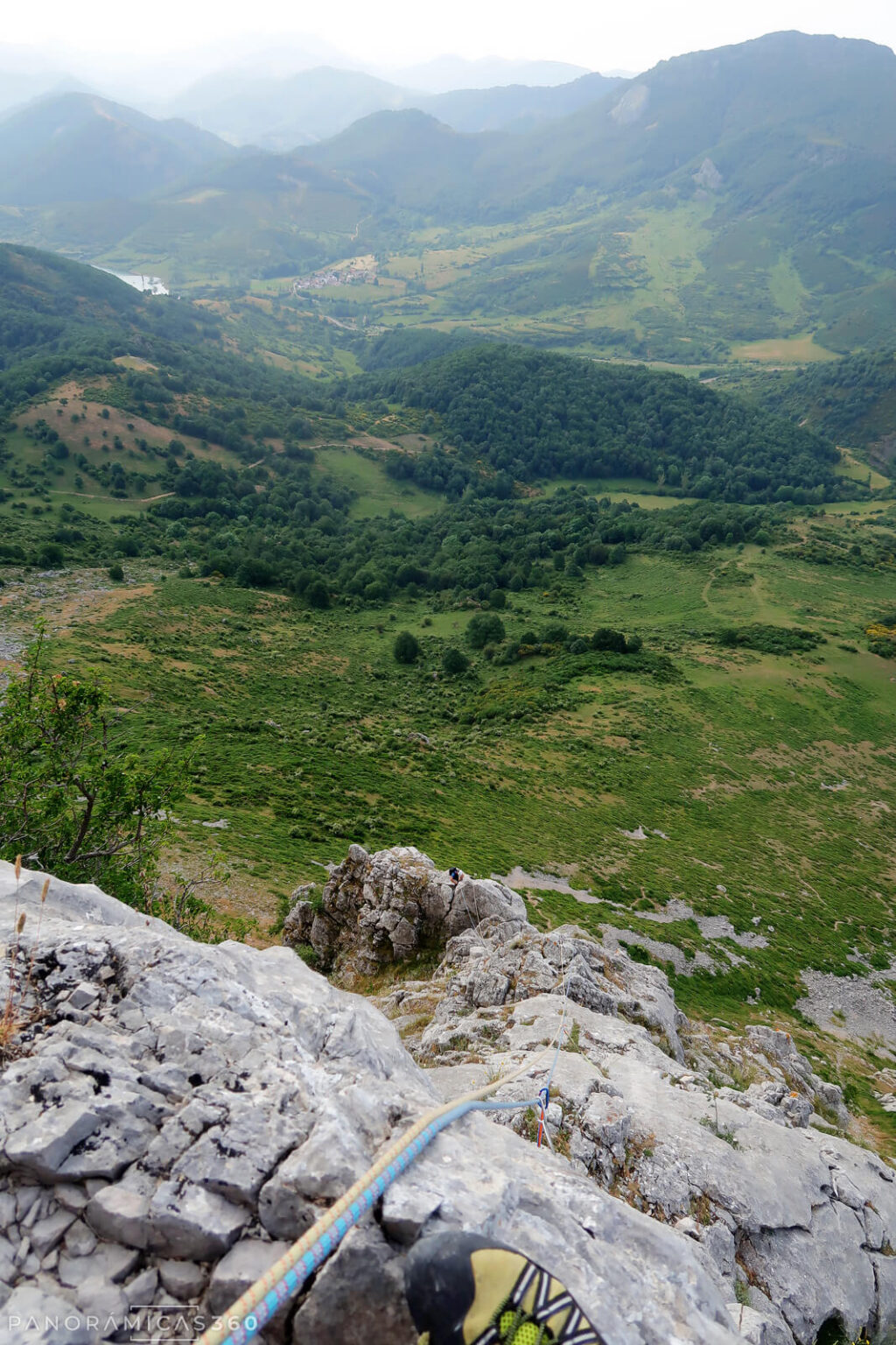 Vista completa del tercer largo y de la montaña leonesa