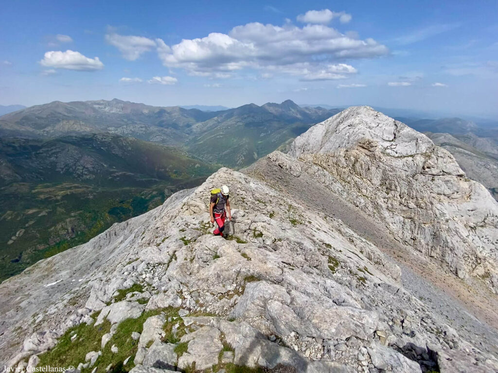 Caminando por el cordal del Espigüete, cerca de la cumbre
