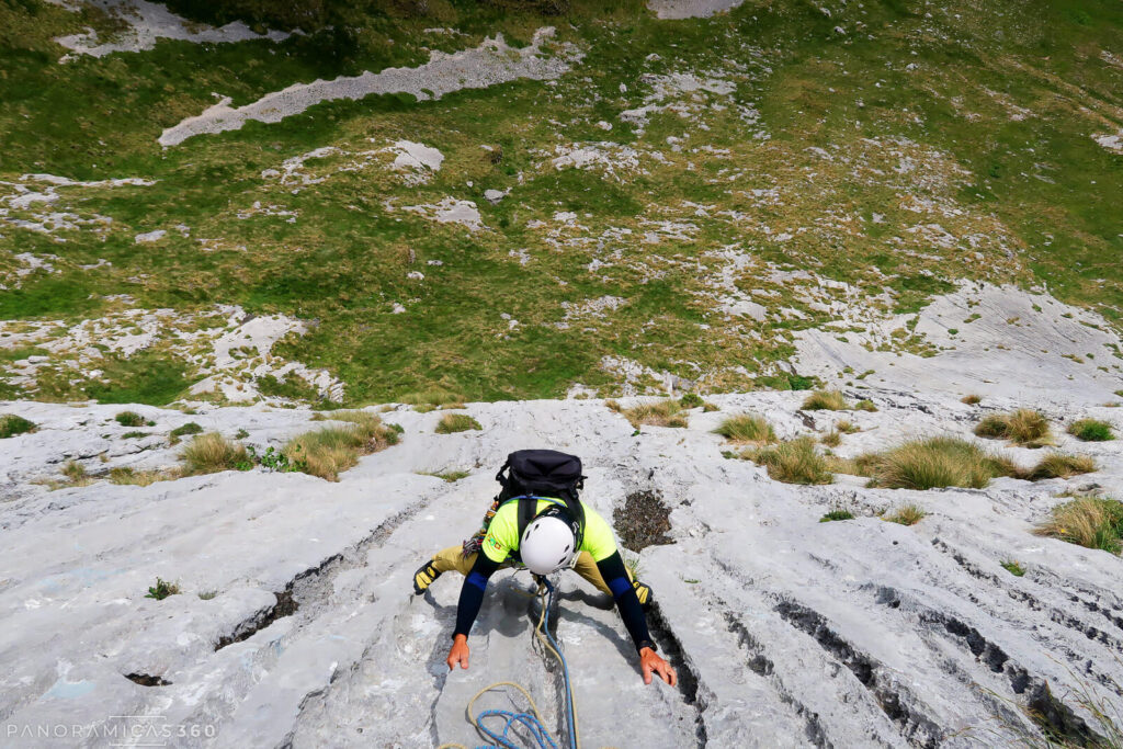 Javi escalando los últimos metros del cuarto largo