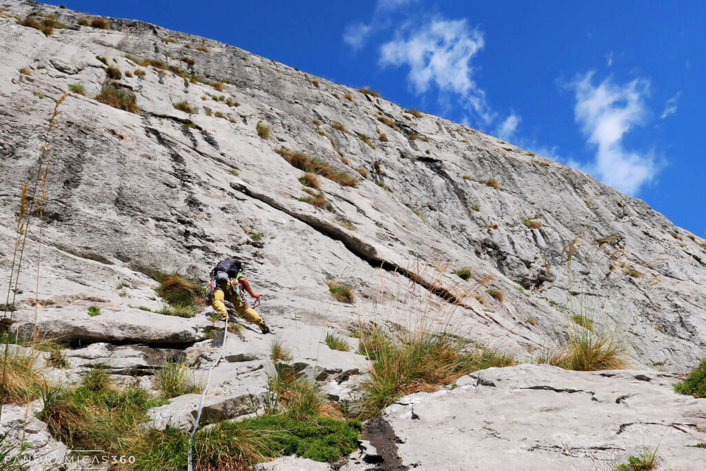 Javi escalando los primeros metros de la vía