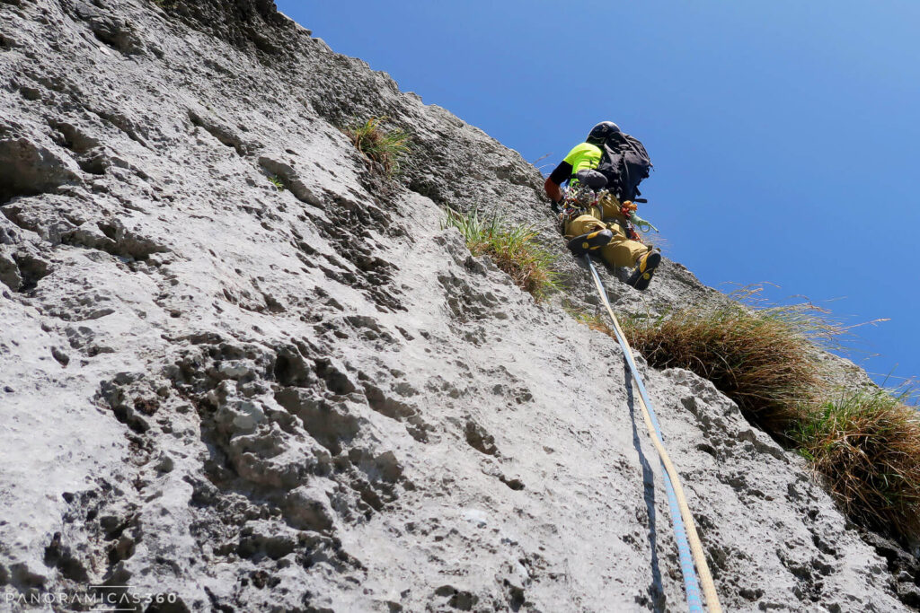 Javi escalando la primera parte del tercer largo