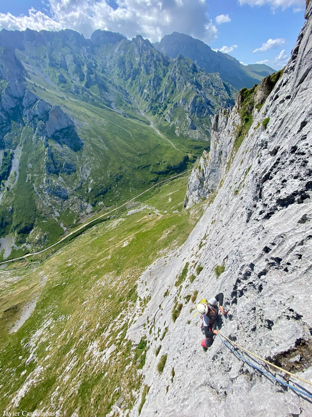 El tercer largo y la magníficas vistas de la vía