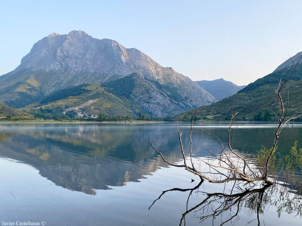 Espigüete reflejado en el embalse de Camporredondo