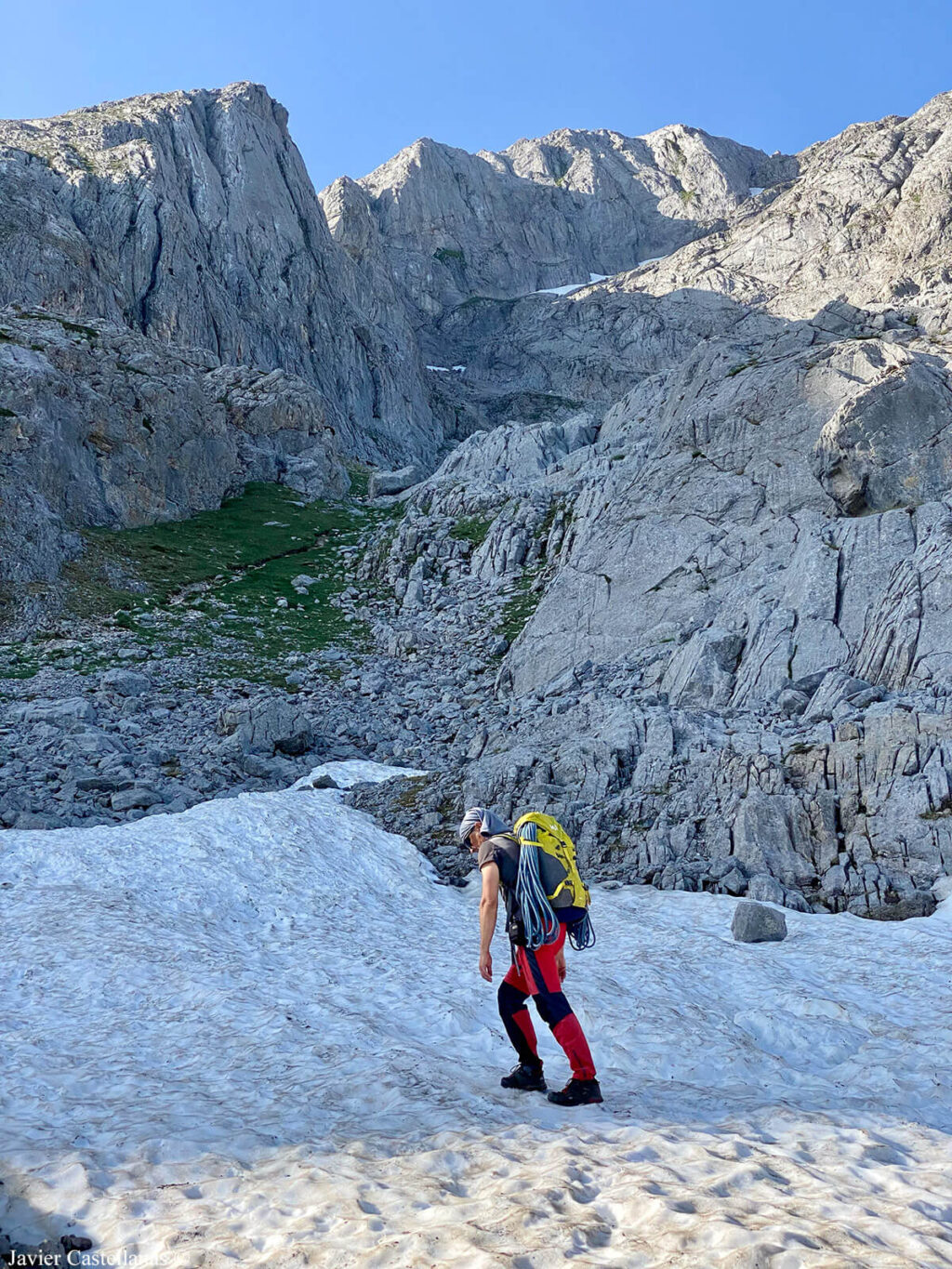 Cruzando un nevero durante la aproximación