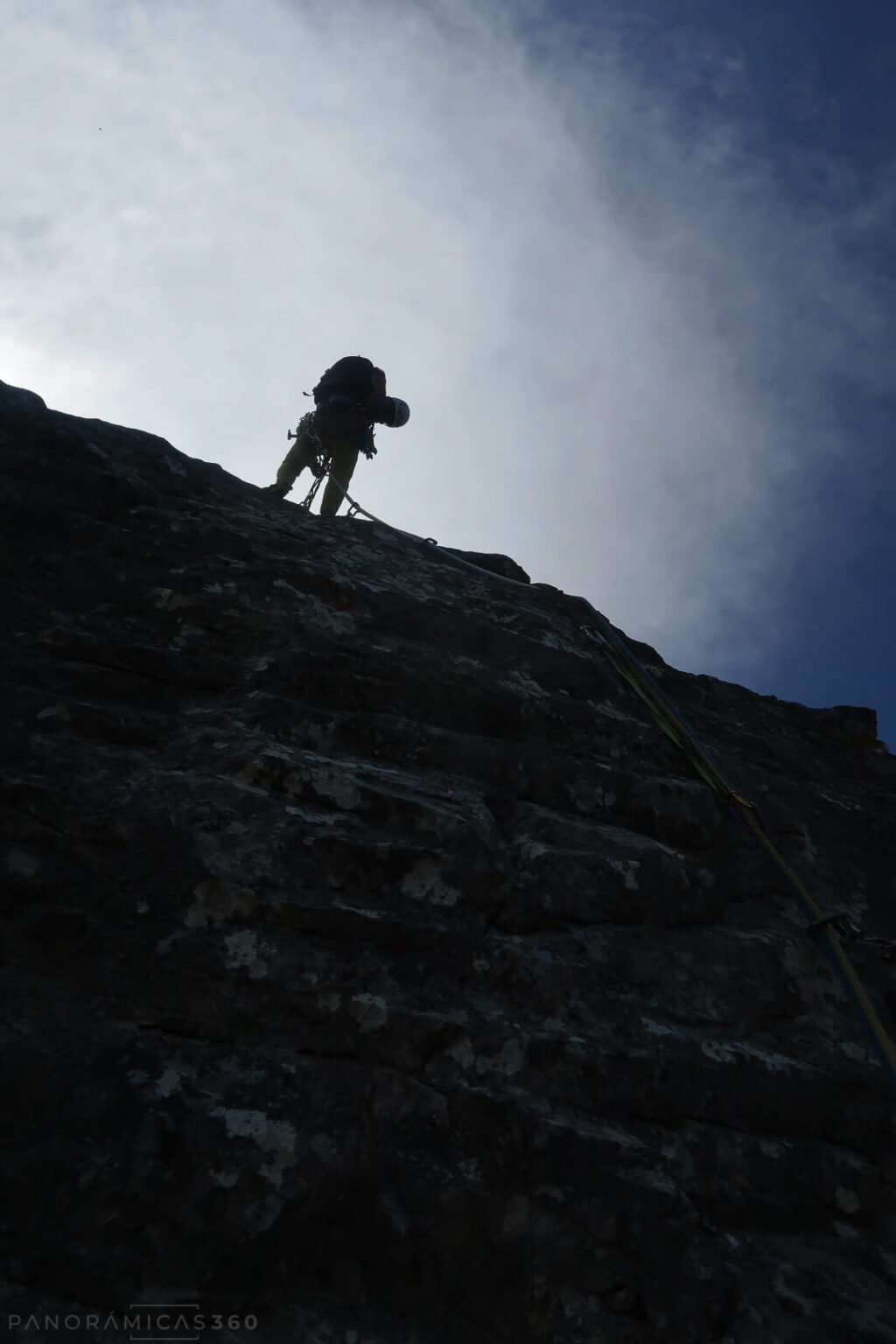 Javi escala el largo clave de la vía (6c+ / Ae)