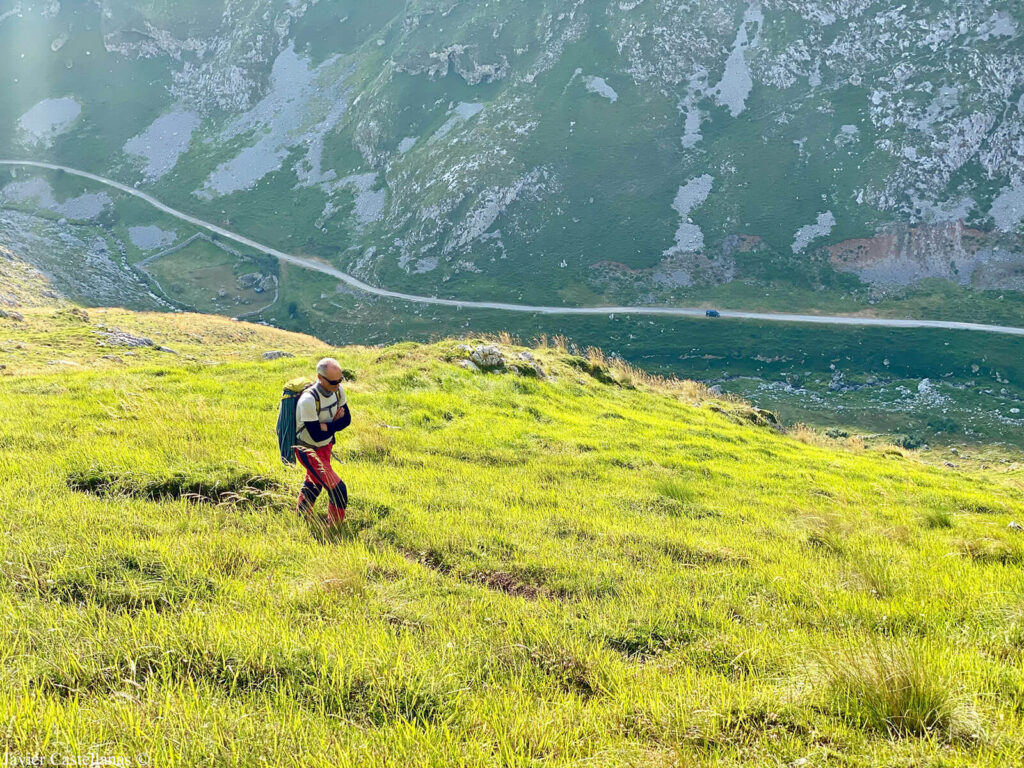 Aproximando a la Peña Fresnidiellu. Nuestra furgo abajo en la pista