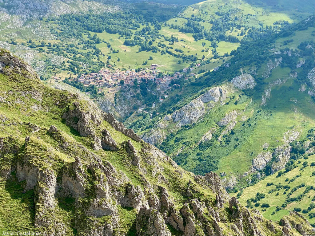 Sotres visto desde la vía