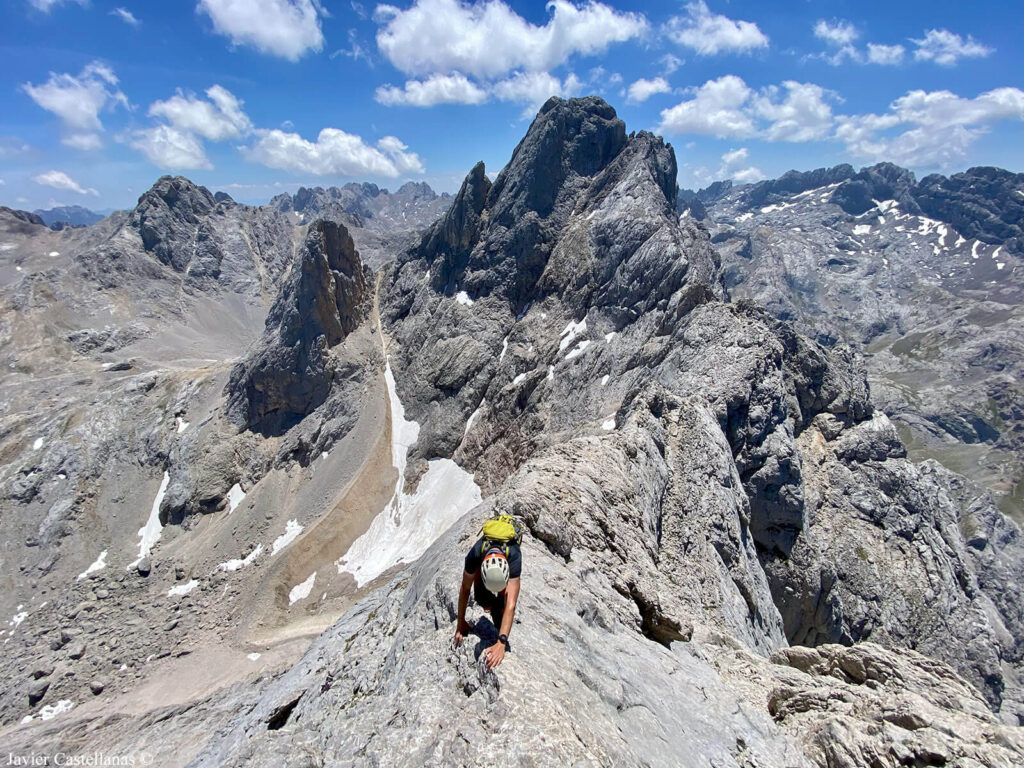 Trepando la arista somital del Pico de los Cabrones