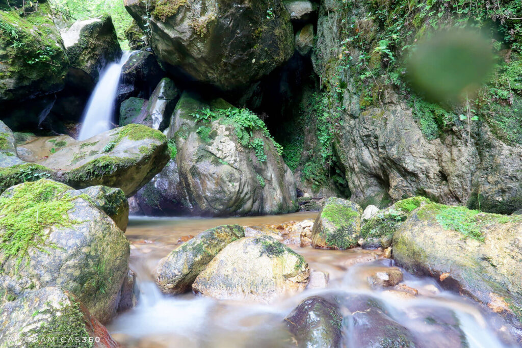 Pequeña caída de agua en Riega de Miñances o de la Dehesa