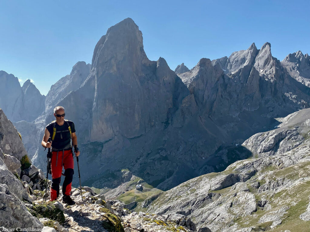 Caminando con el Urriellu detrás