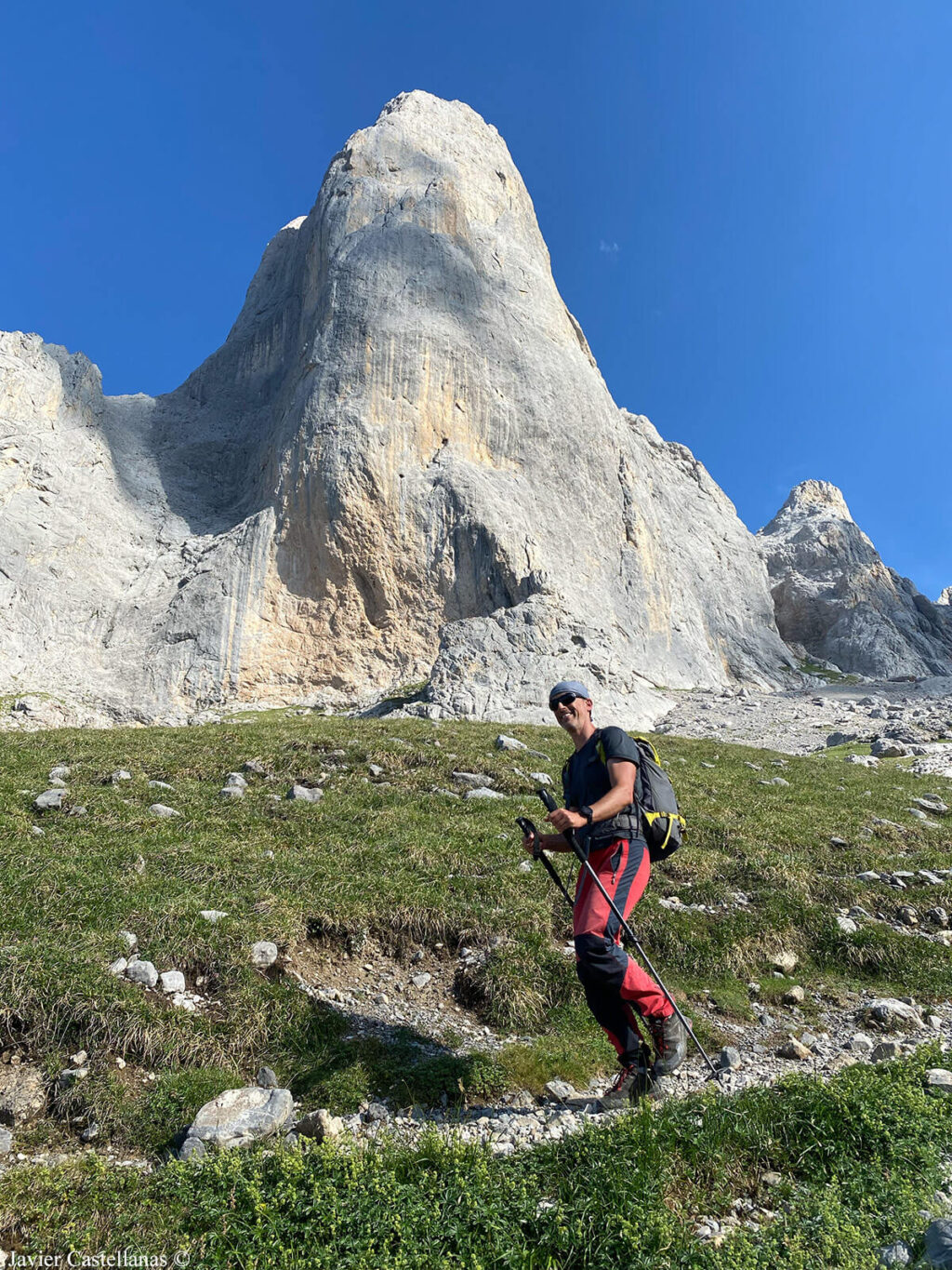 Caminando con el Urriellu detrás