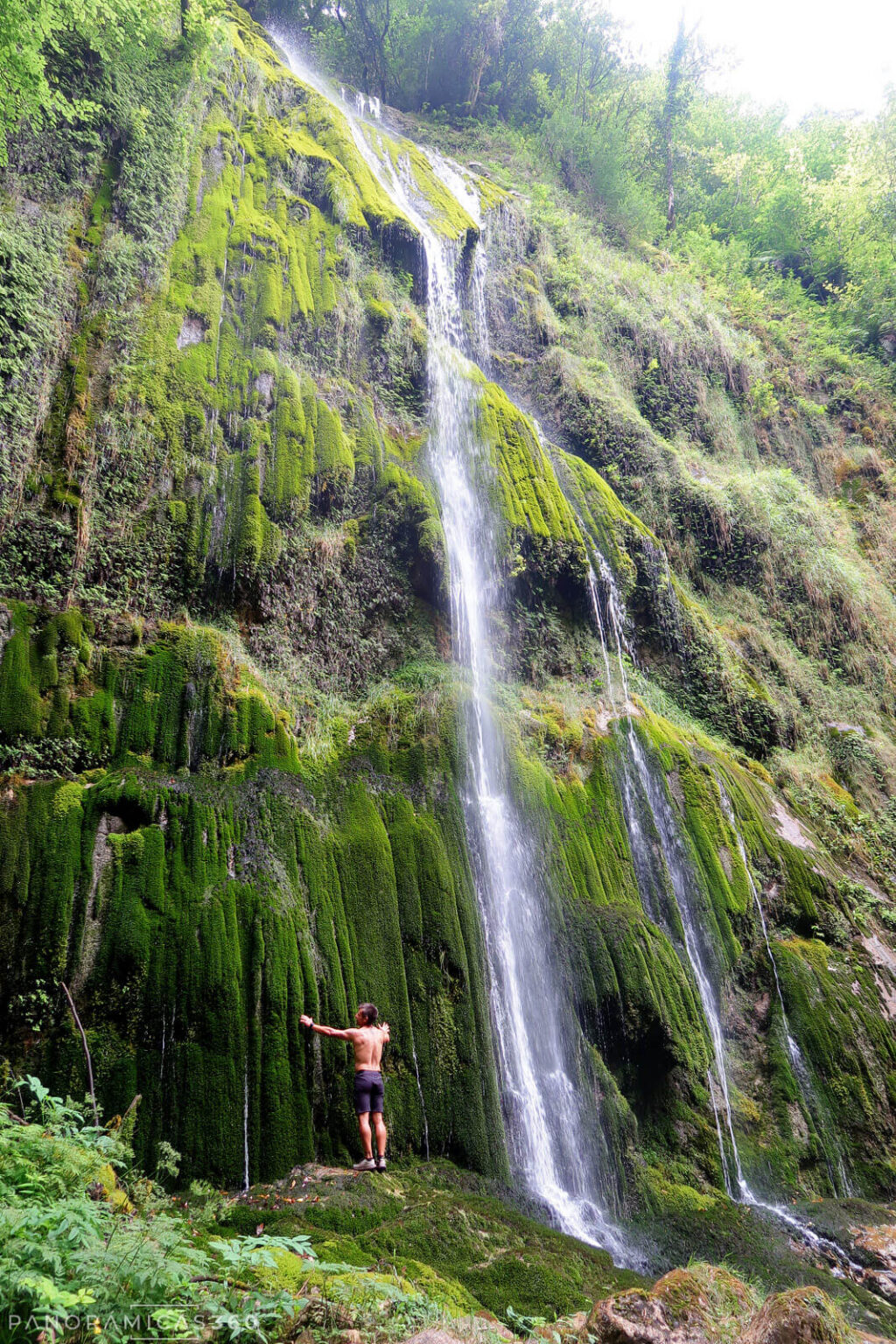 Javi sintiendo la cascada