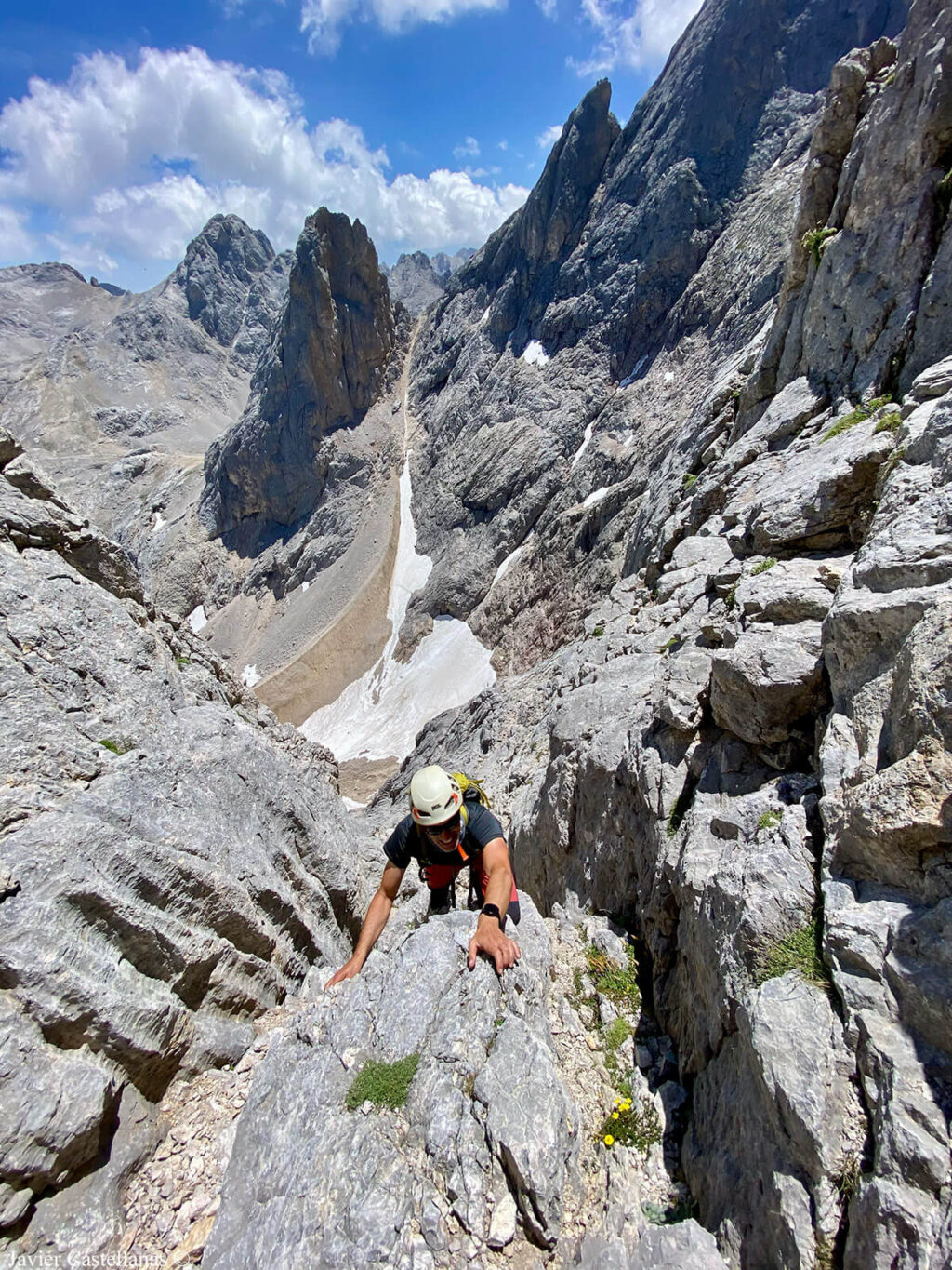 Trepando la chimenea que conduce a la arista cimera