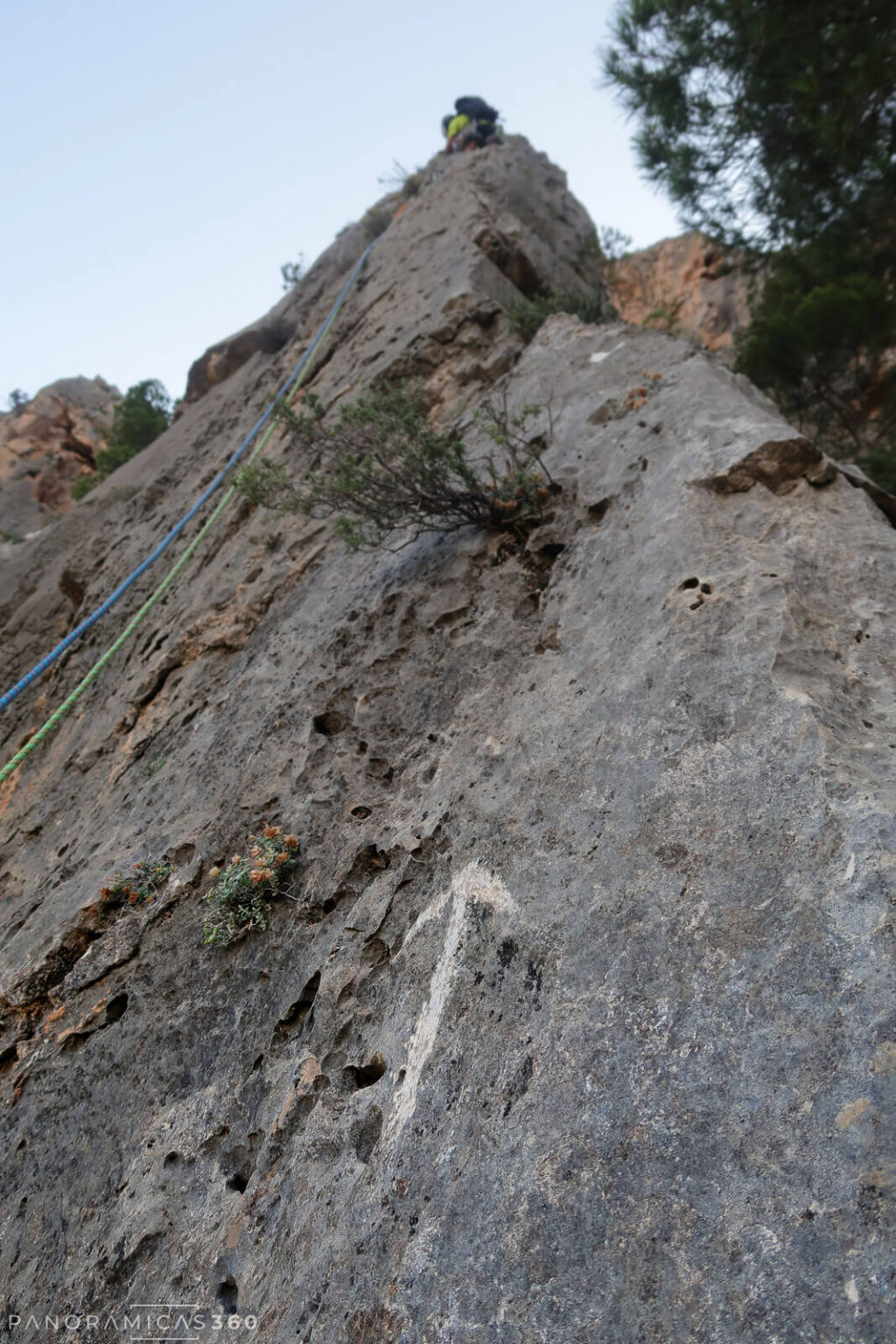 Primer largo de la vía Bong-Bong en la Pared de las Agujas del Cabeçó d'Or