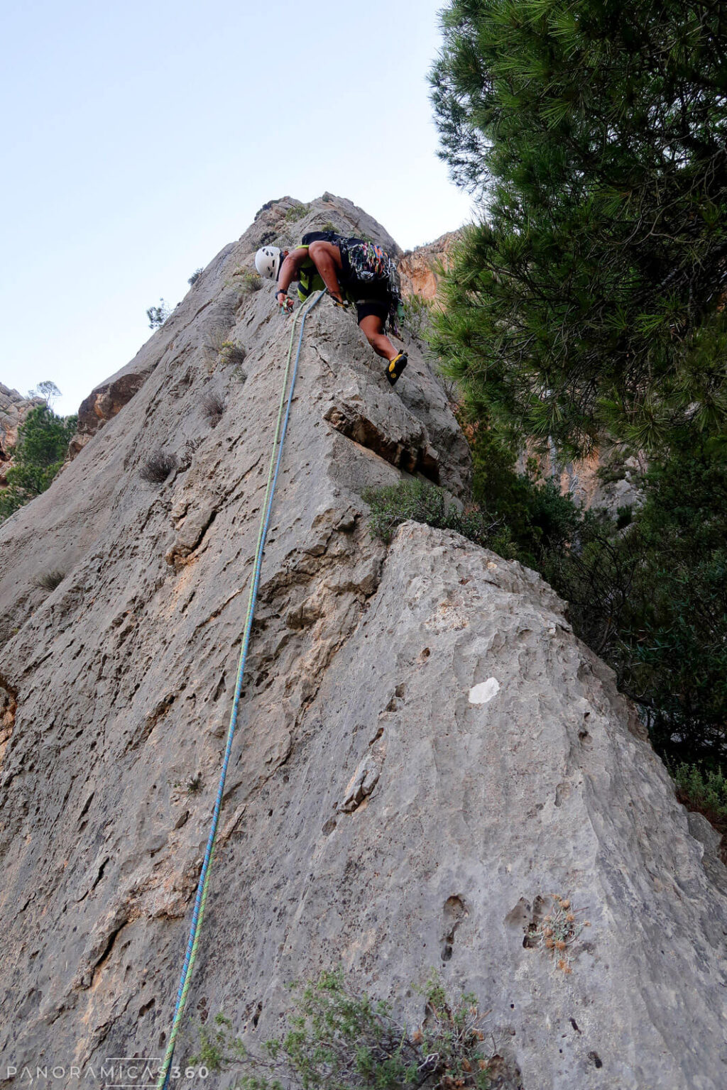 Primer largo de la vía Bong-Bong en la Pared de las Agujas del Cabeçó d'Or