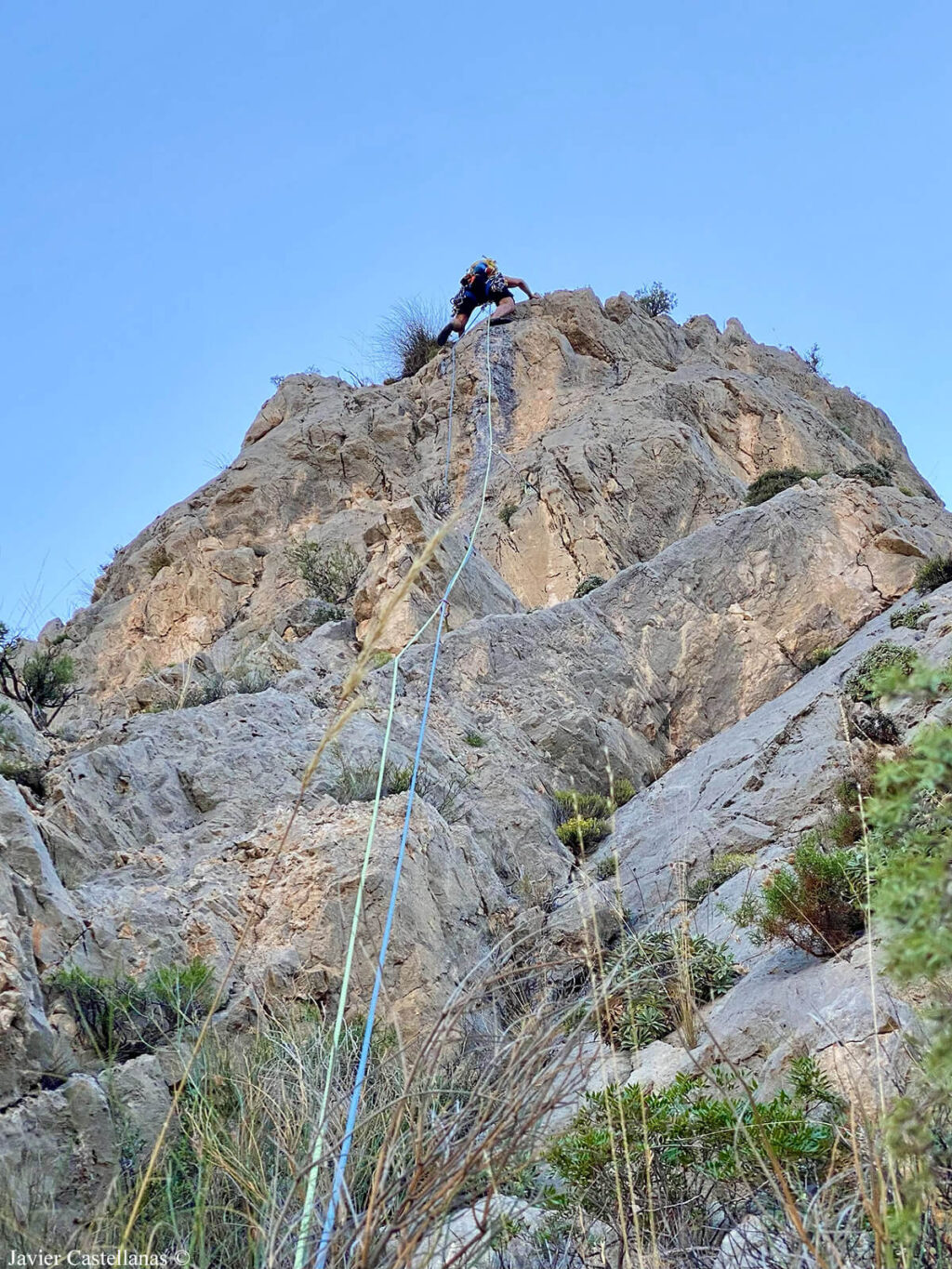 Escalando el segundo largo, justo tras superar el paso clave