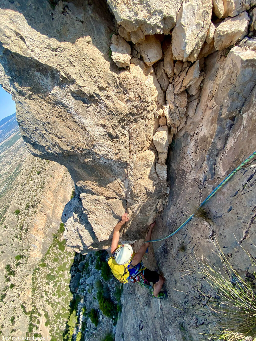 Diedro del tercer largo. La vía original va más a la derecha