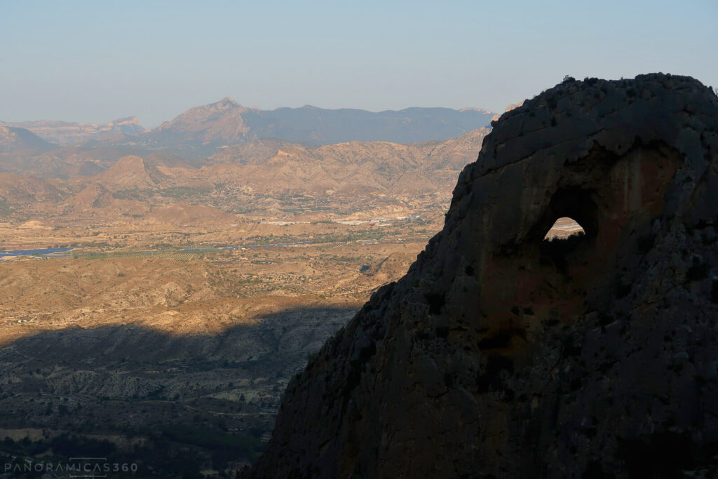 Maigmó al fondo y Torre del Ojal en primer plano desde la Bong-Bong