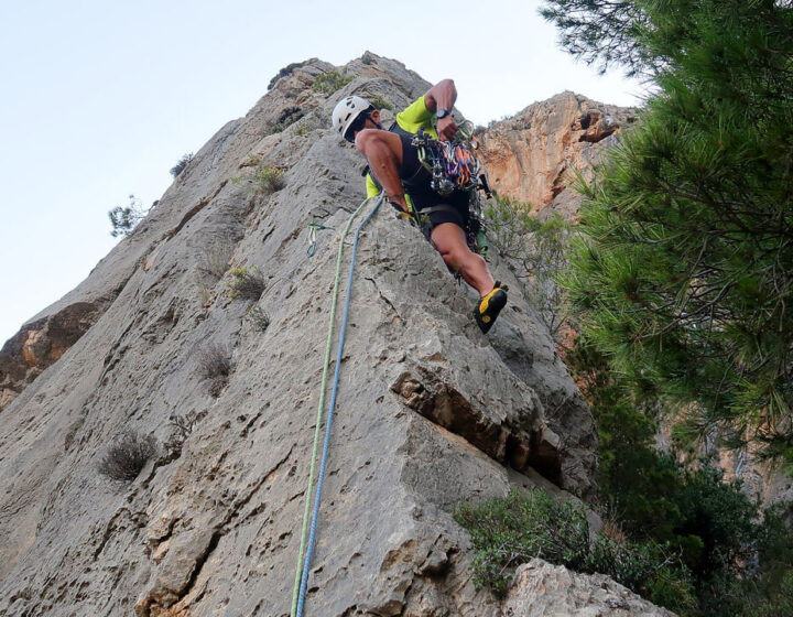 Javi escalando el primer largo