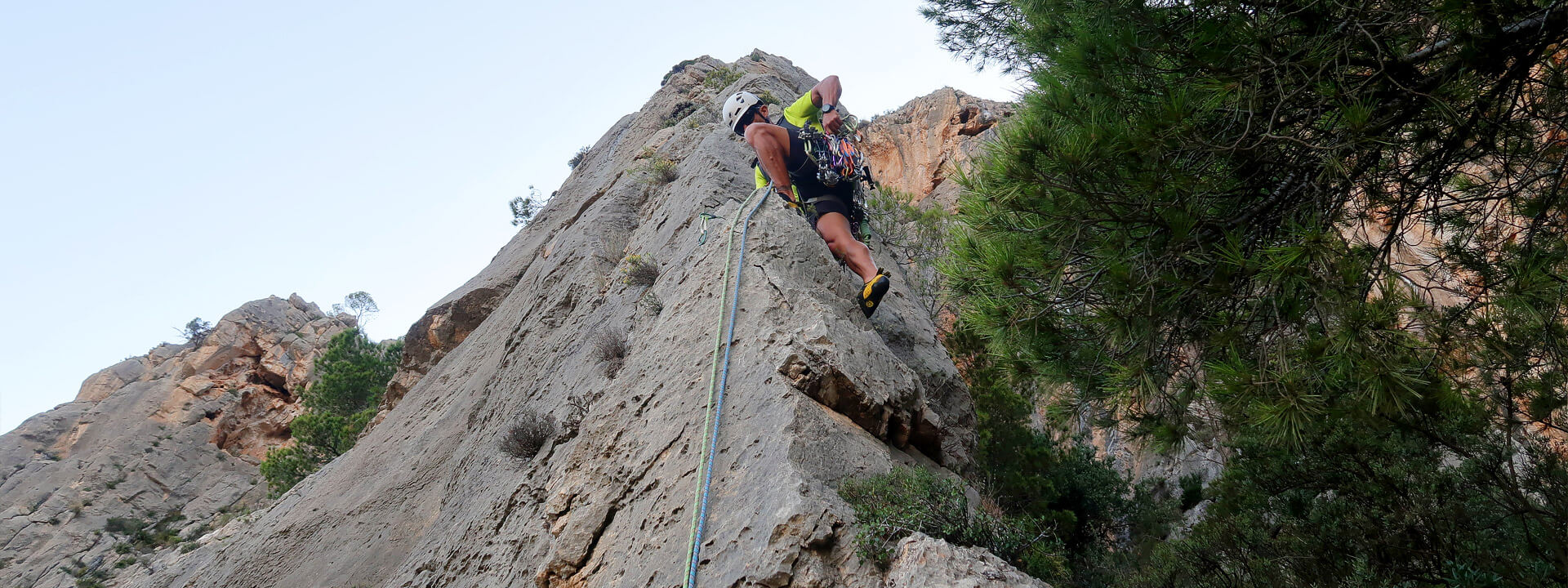 Javi escalando el primer largo