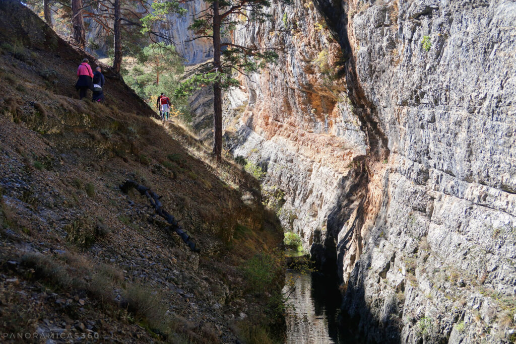 Caminando junto al río Blanco y sus cortados