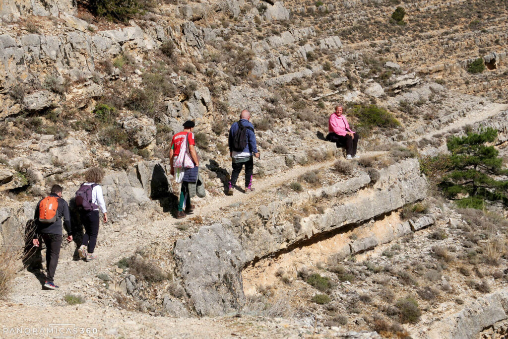 Caminando a media ladera por la parte alta del Barranco de la Hoz