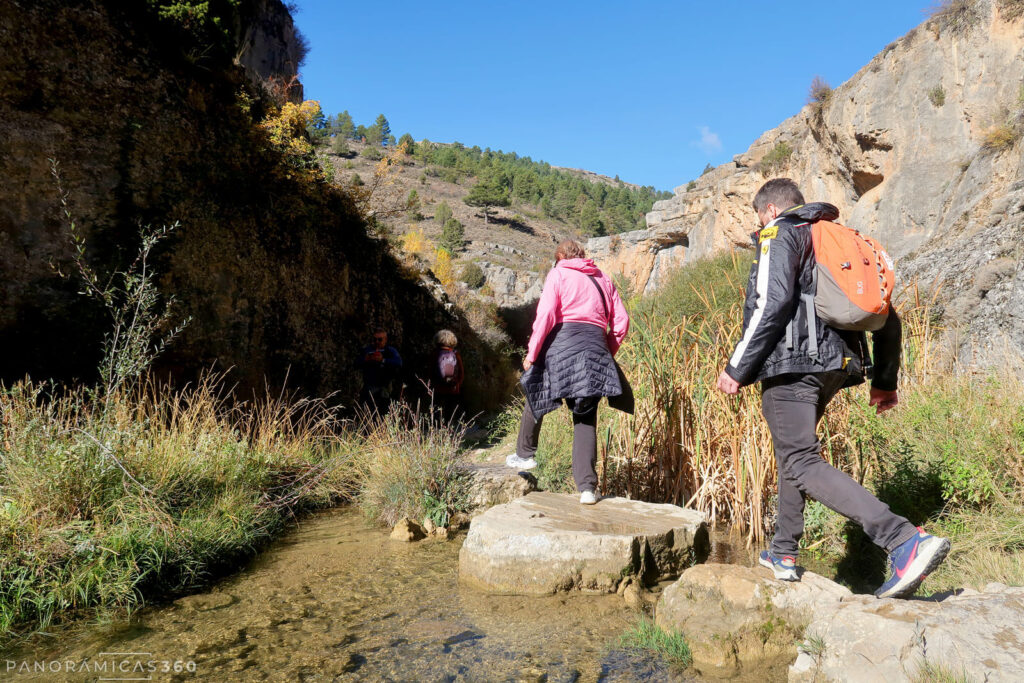 Isabel y David cruzando el río Blanco