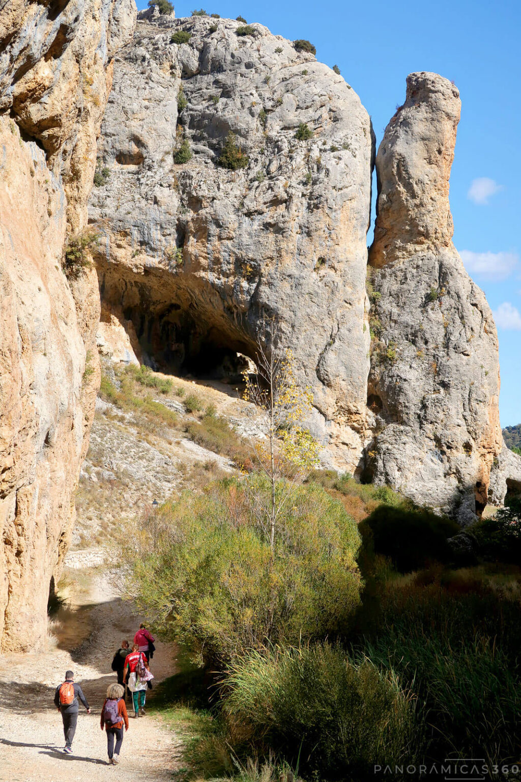 El Moricacho y la cueva de las Albardas