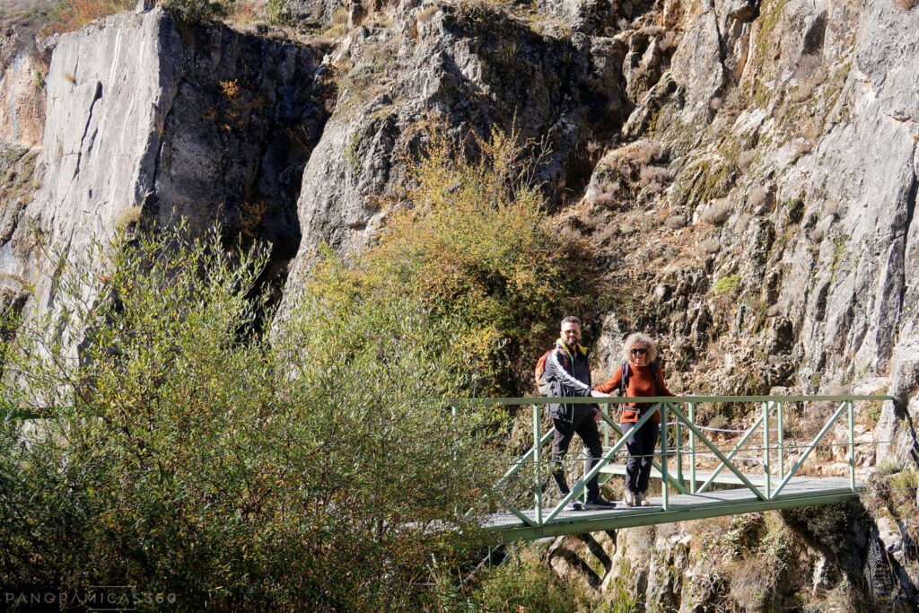 David y Cris en un puente del Barranco de la Hoz