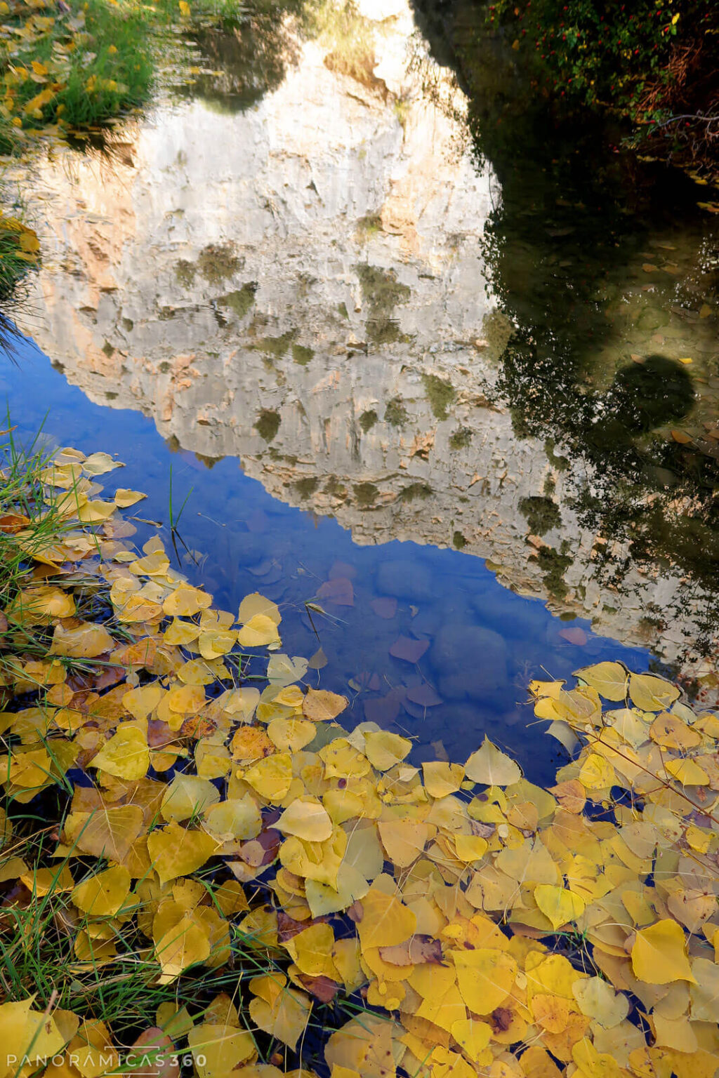 Las paredes se reflejan en el río Blanco