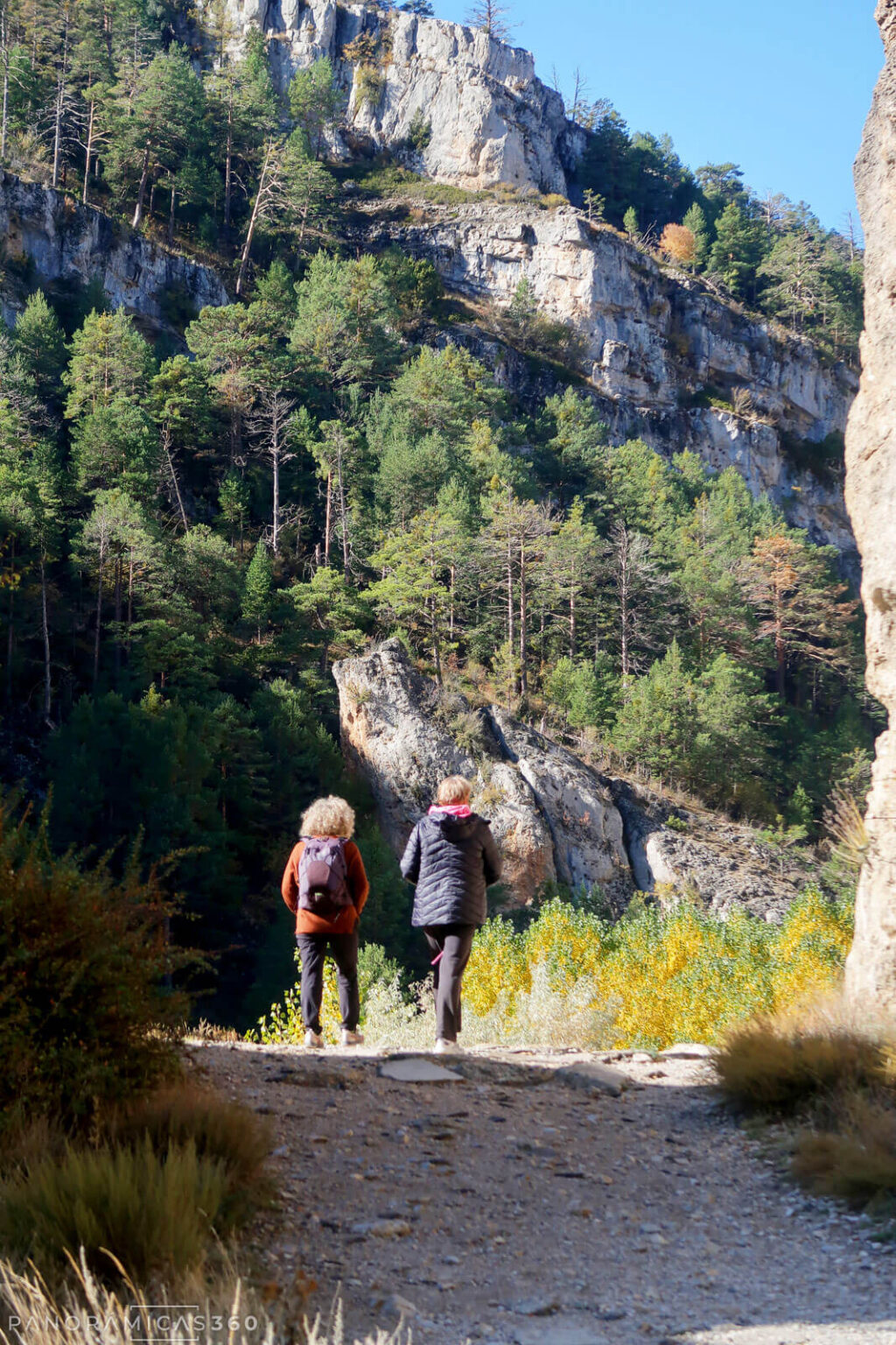 Cris e Isabel en el inicio del Barranco de la Hoz