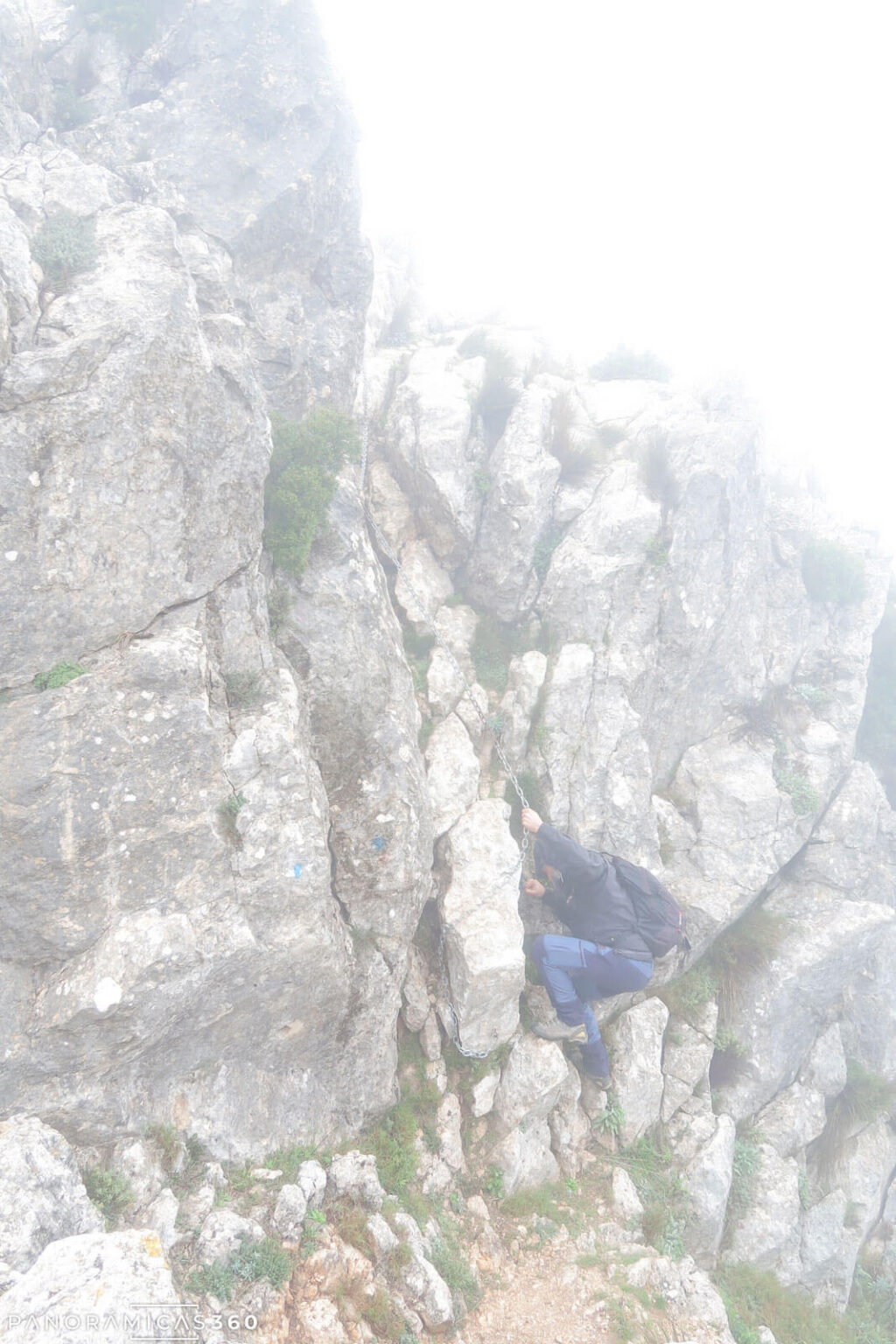 Destrepe bajo la niebla