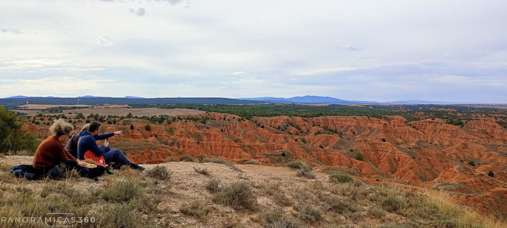 Cris, Isabel y David descansan observando el Cañón Rojo