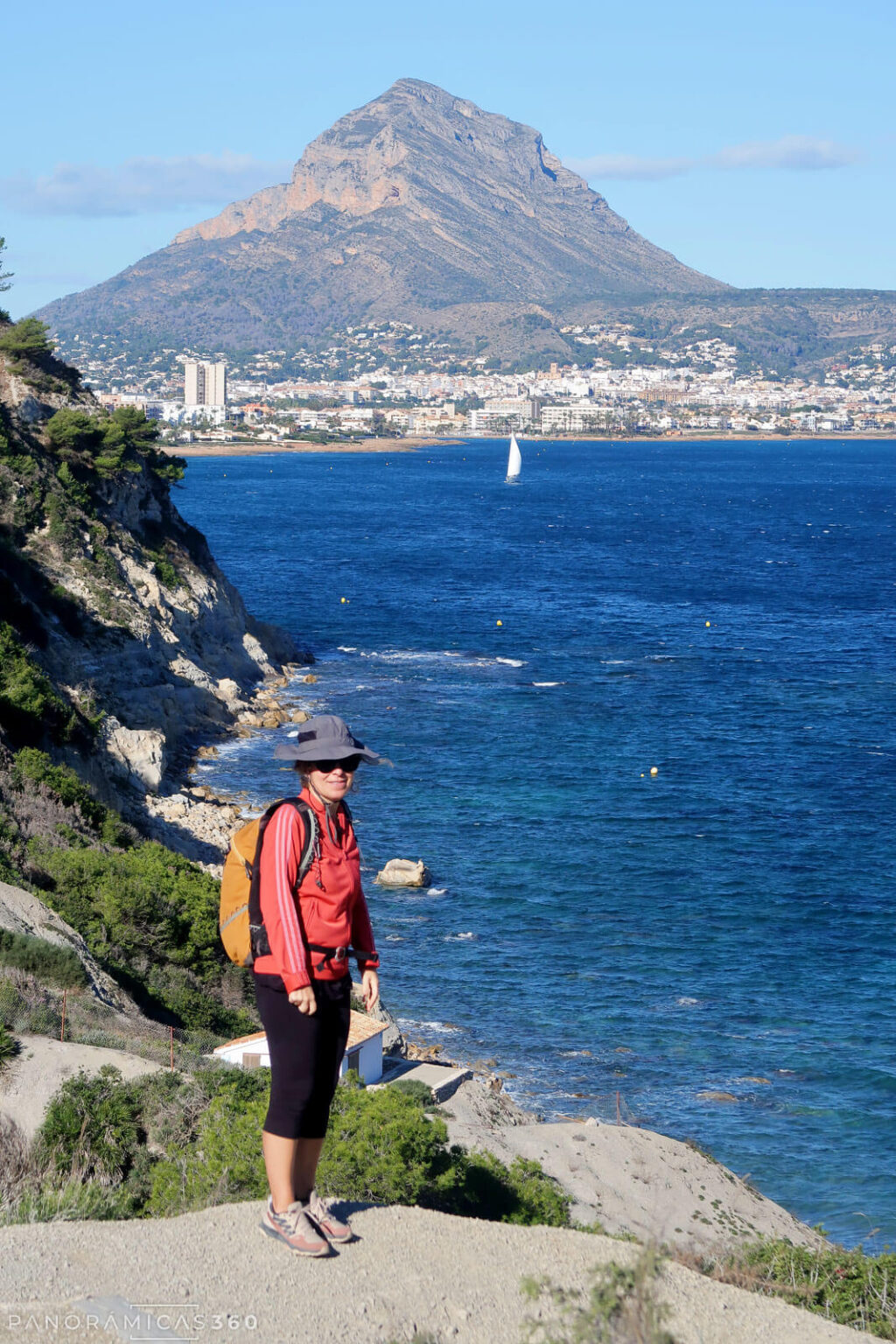 Cris con el Montgó detrás