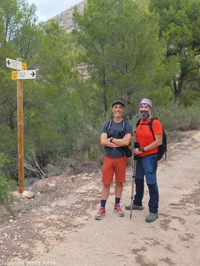 Lidón (derecha) y yo en un cruce del PR-CV 48