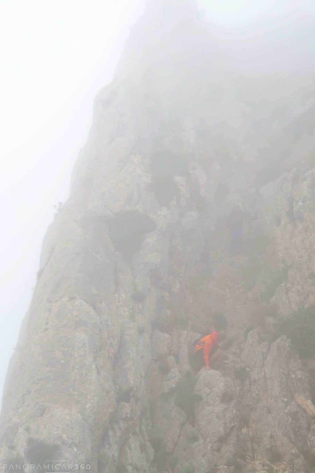 Canal de bajada al Coll del Portitxol bajo la niebla