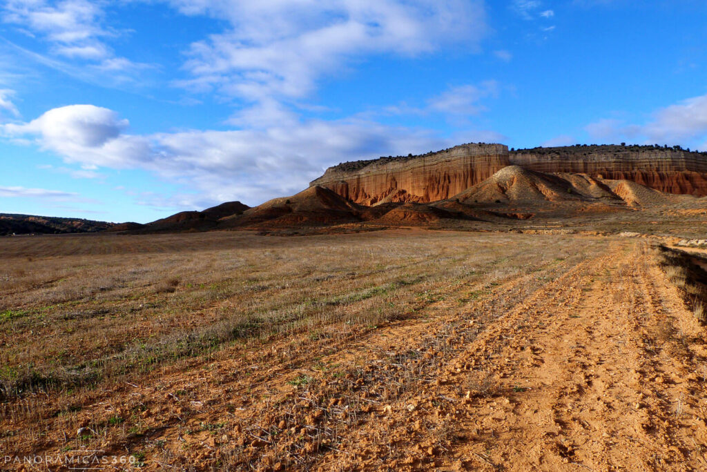 Barranco de Barrachina. Campos de cultivo en primer término. Muelas detrás