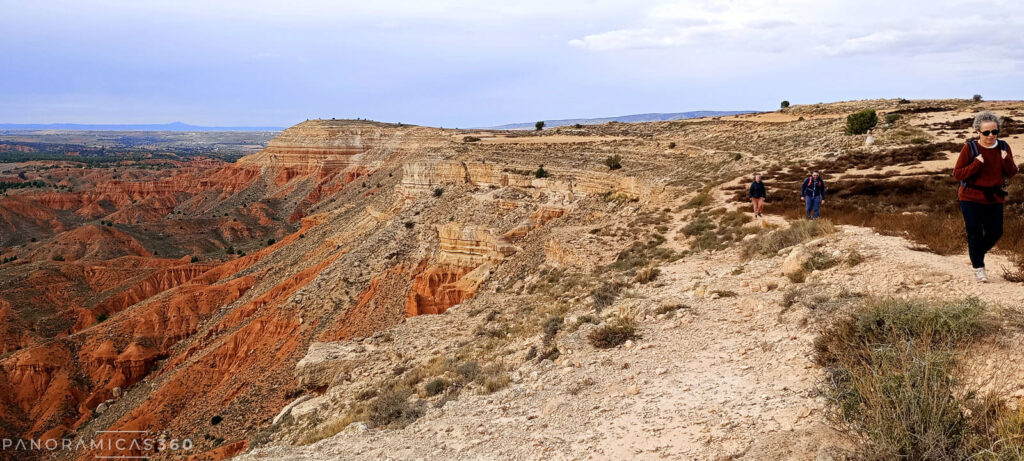 Cris, David e Isabel caminan por la Muela de Teruel