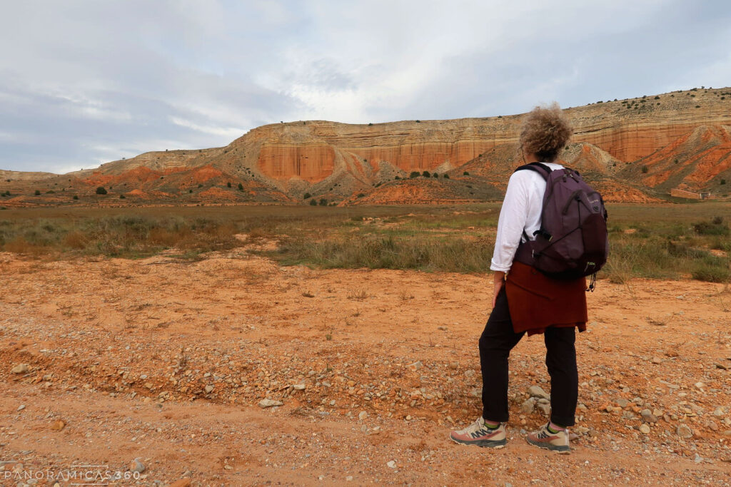 Cris observando la Rambla de Barrachina