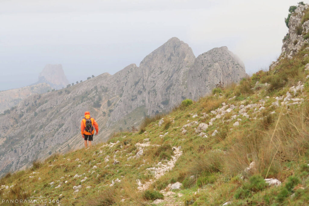Sento caminando por la senda que baja de la cumbre de Bernia dirección al Portitxol